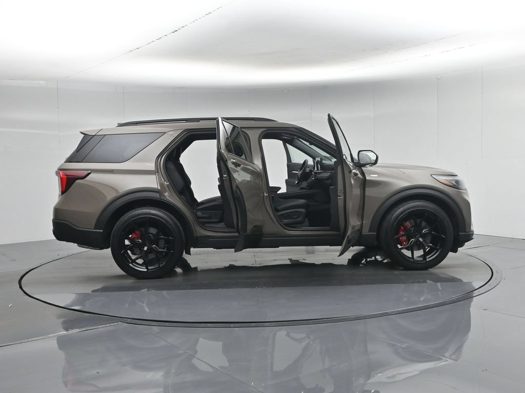 New 2026 Ford Explorer ST-Line w/ ST-Line Street Pack RWD image 4