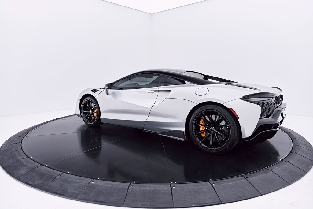 Used 2023 McLaren Artura RWD image 15