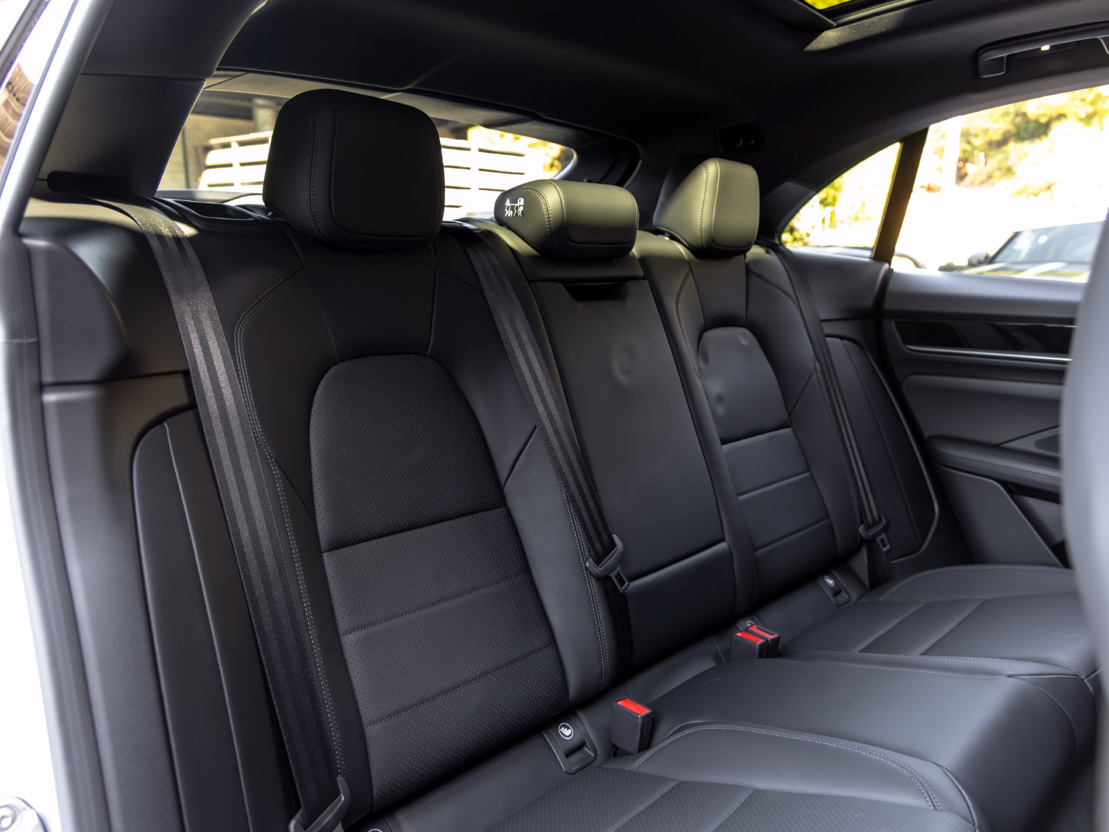 Certified 2025 Porsche Macan Electric RWD image 50