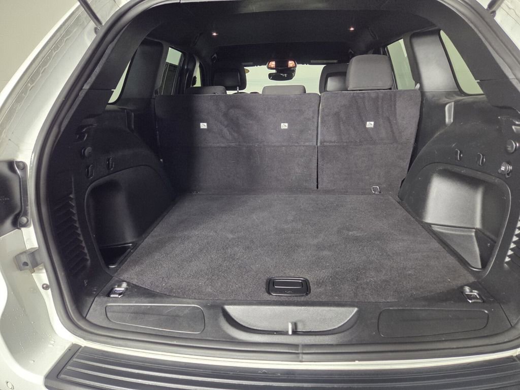 Certified 2022 Jeep Grand Cherokee Laredo E image 30