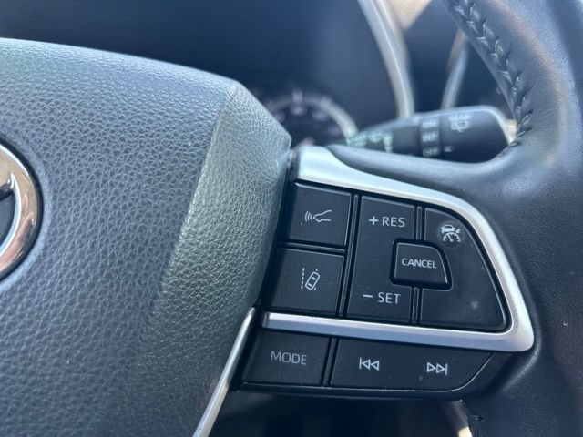 Used 2022 Toyota Highlander XLE FWD image 21
