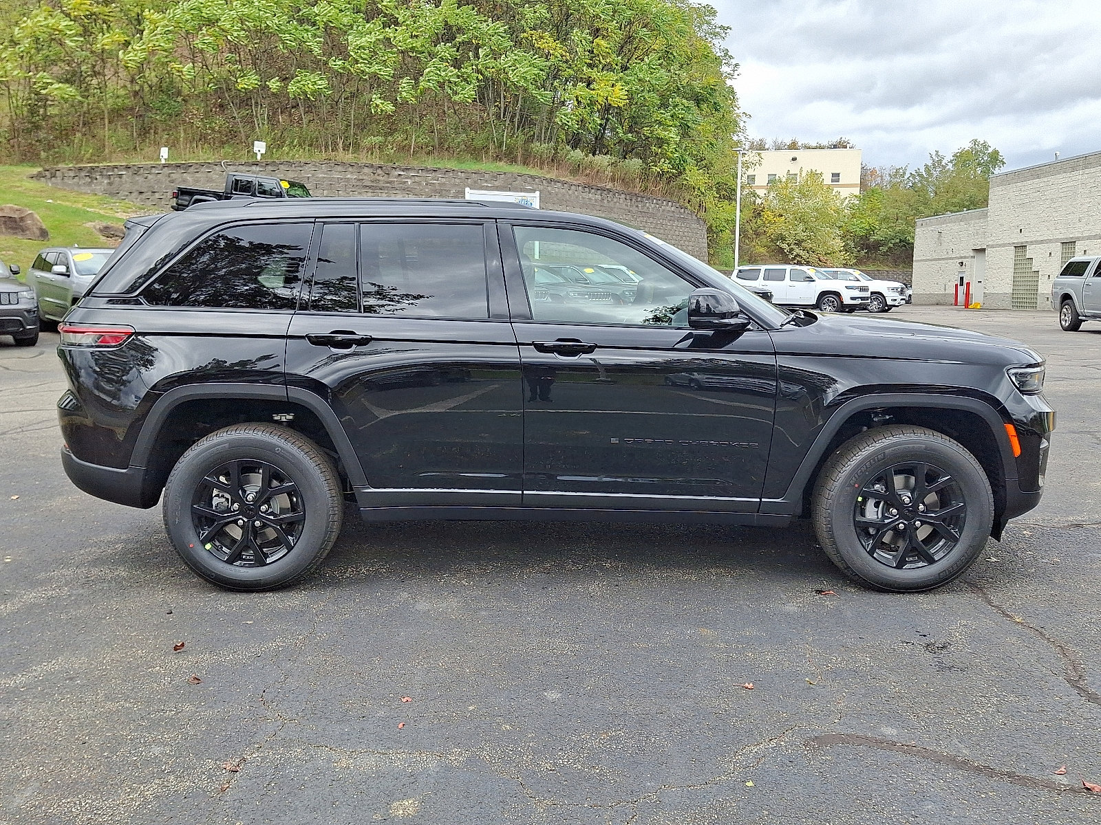 New 2025 Jeep Grand Cherokee Altitude image 7
