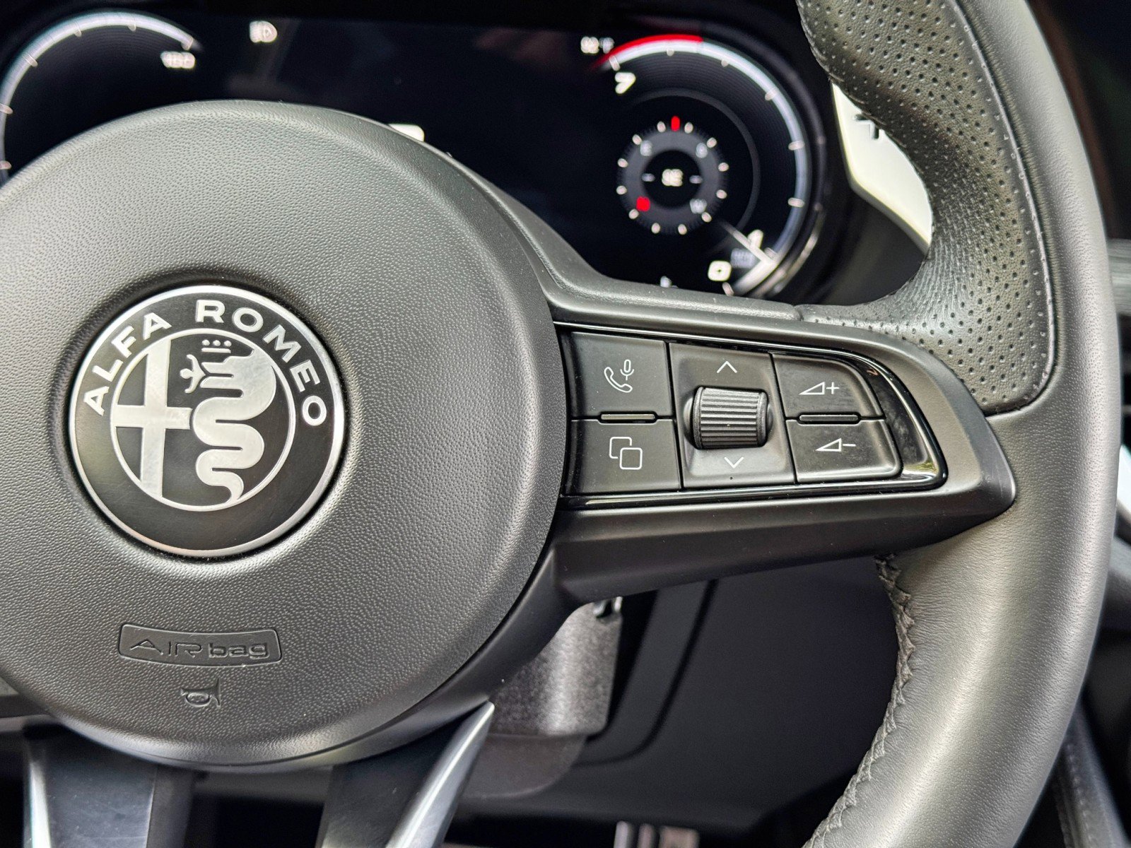 Used 2024 Alfa Romeo Stelvio Sprint image 21