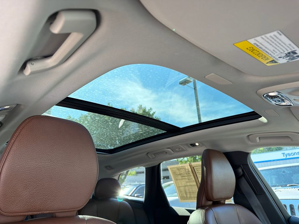 Used 2019 Volvo XC60 T5 Momentum w/ Multimedia Package AWD/4WD image 14