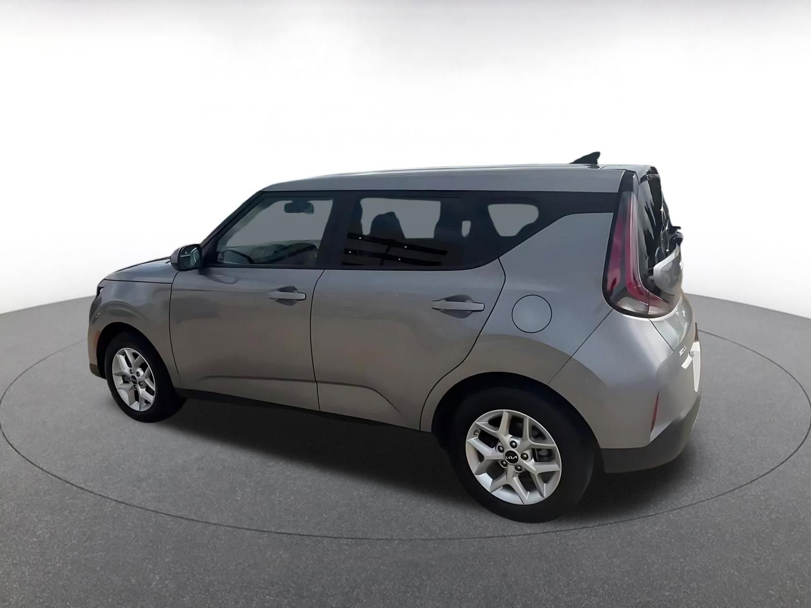 Used 2025 Kia Soul LX w/ LX Technology Package FWD image 10