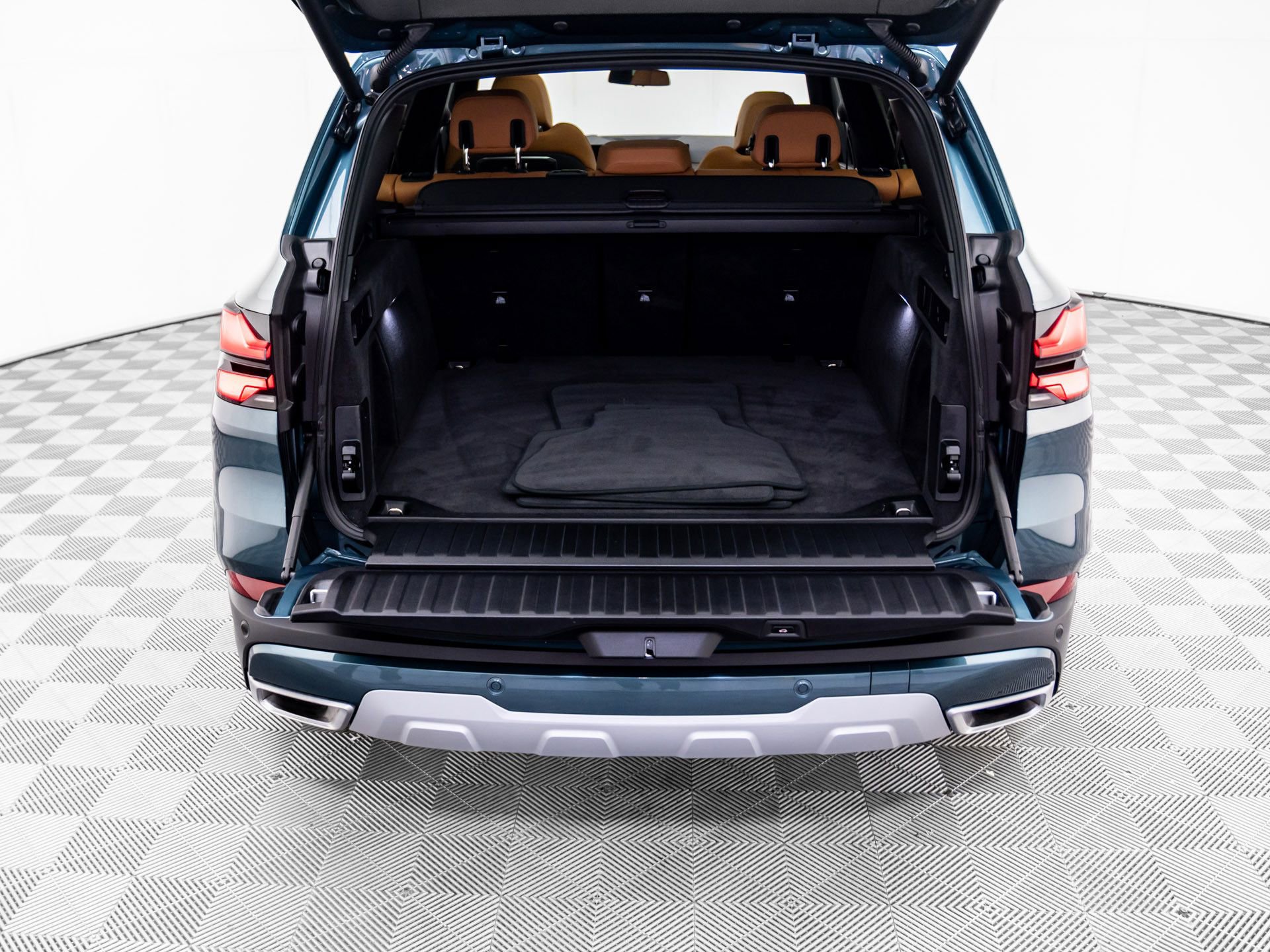 Used 2024 BMW X5 xDrive40i w/ Parking Assistance Package image 29