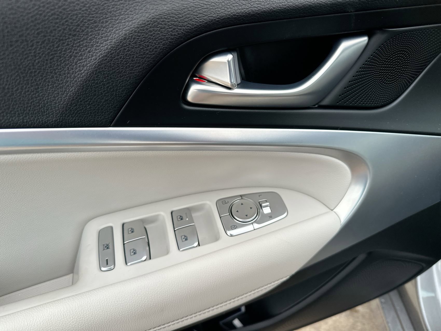 Used 2024 Genesis G70 2.5T image 13