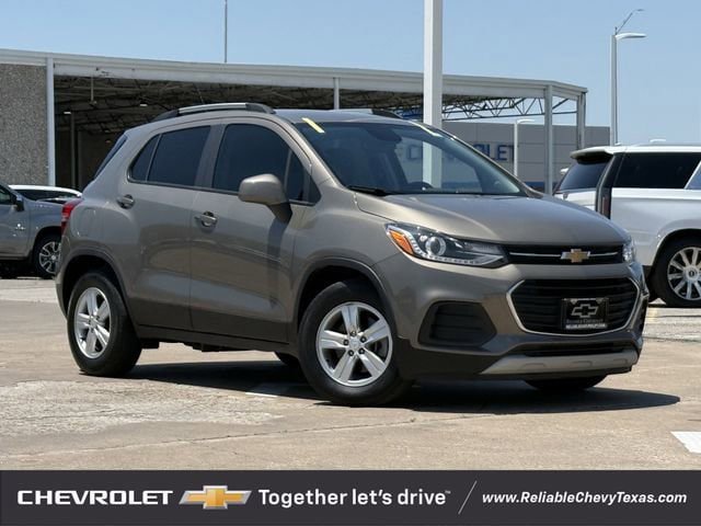 Used 2022 Chevrolet Trax LT w/ LT Convenience Package FWD image 2