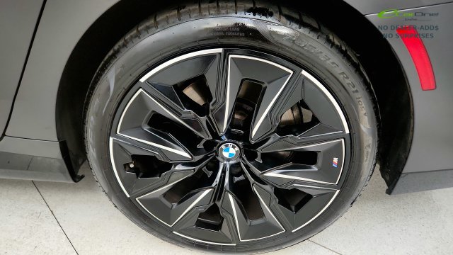 Used 2023 BMW 740i w/ Parking Assistance Package RWD image 80