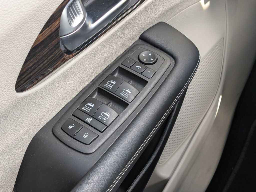 Used 2023 Chrysler Pacifica Limited FWD image 22