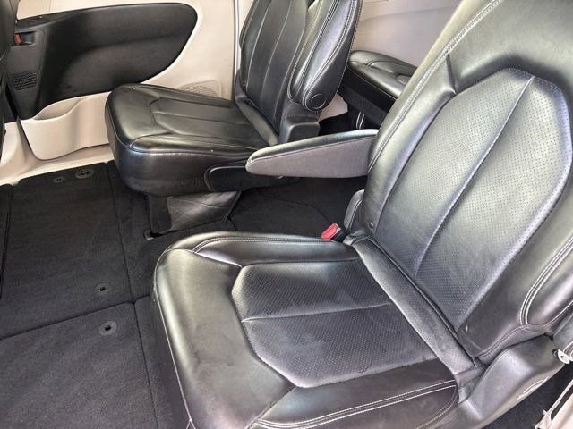 Used 2023 Chrysler Pacifica Touring-L FWD image 28