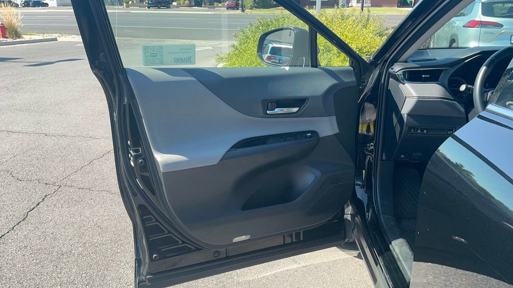 Used 2023 Toyota Venza LE image 2