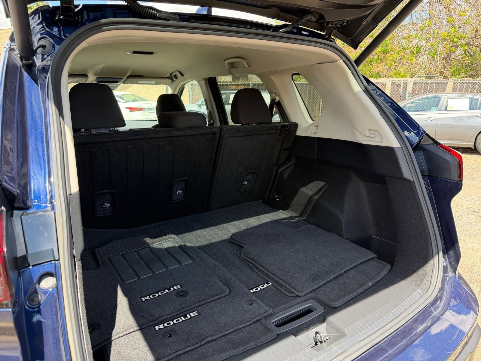 Used 2025 Nissan Rogue SV FWD image 33