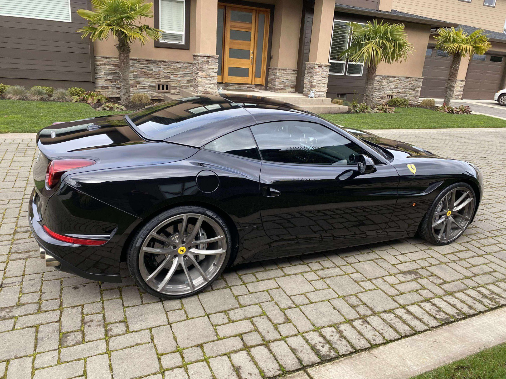Used 2015 Ferrari California T RWD image 4