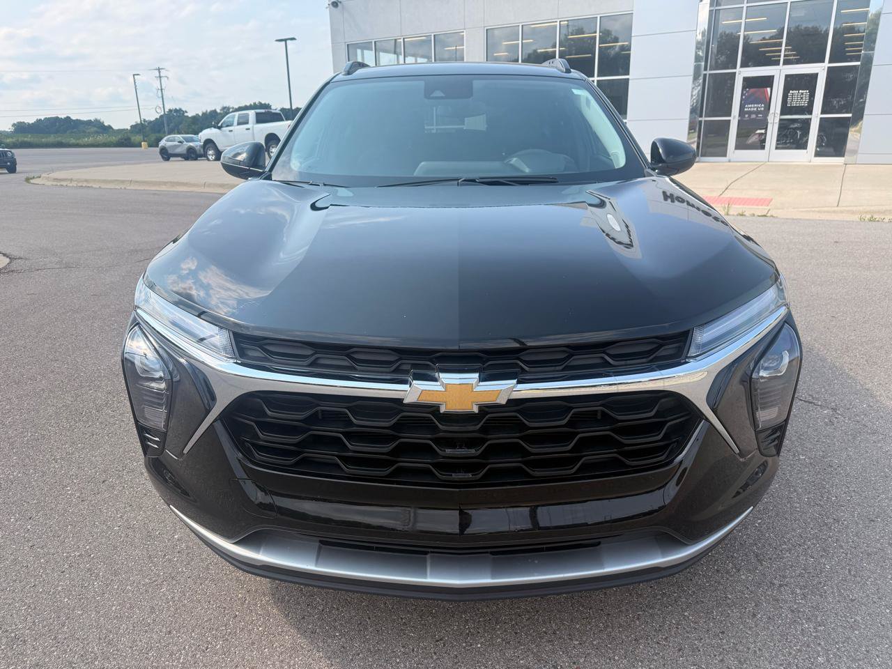 Used 2025 Chevrolet Trax LT FWD image 8