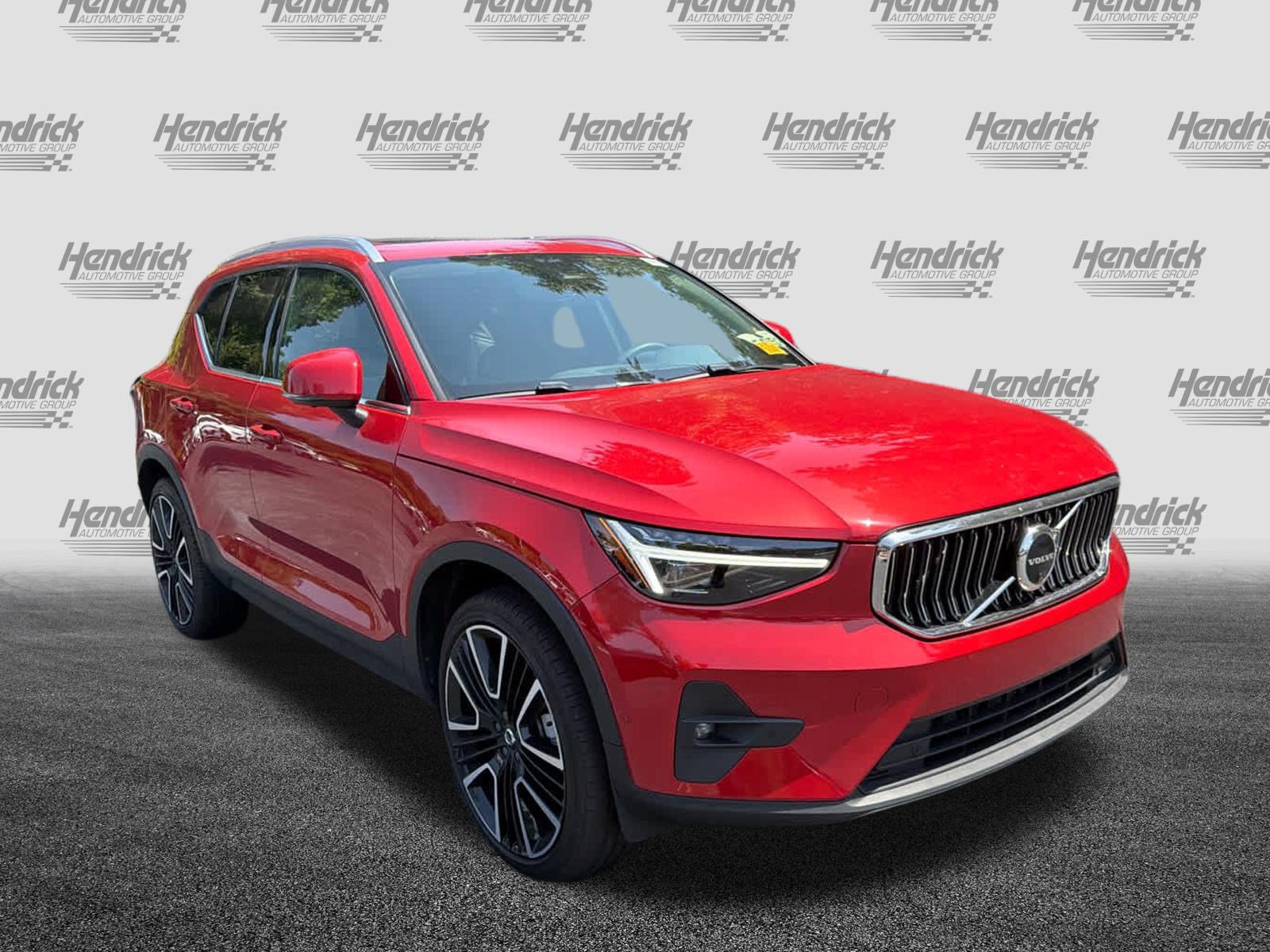 Used 2024 Volvo XC40 B5 Ultimate w/ Protection Package Premier AWD/4WD image 2