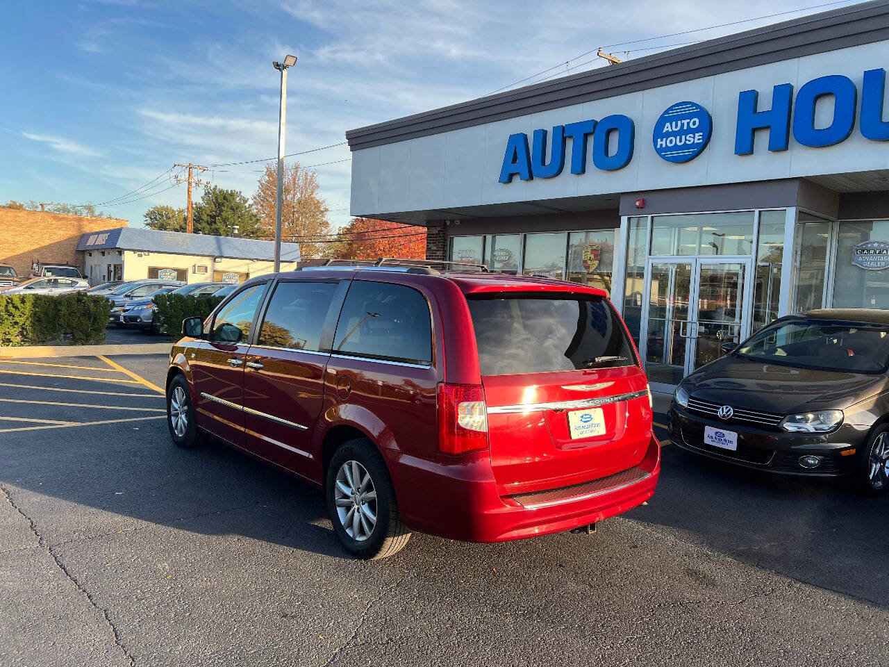 Used 2014 Chrysler Town & Country Touring-L image 11