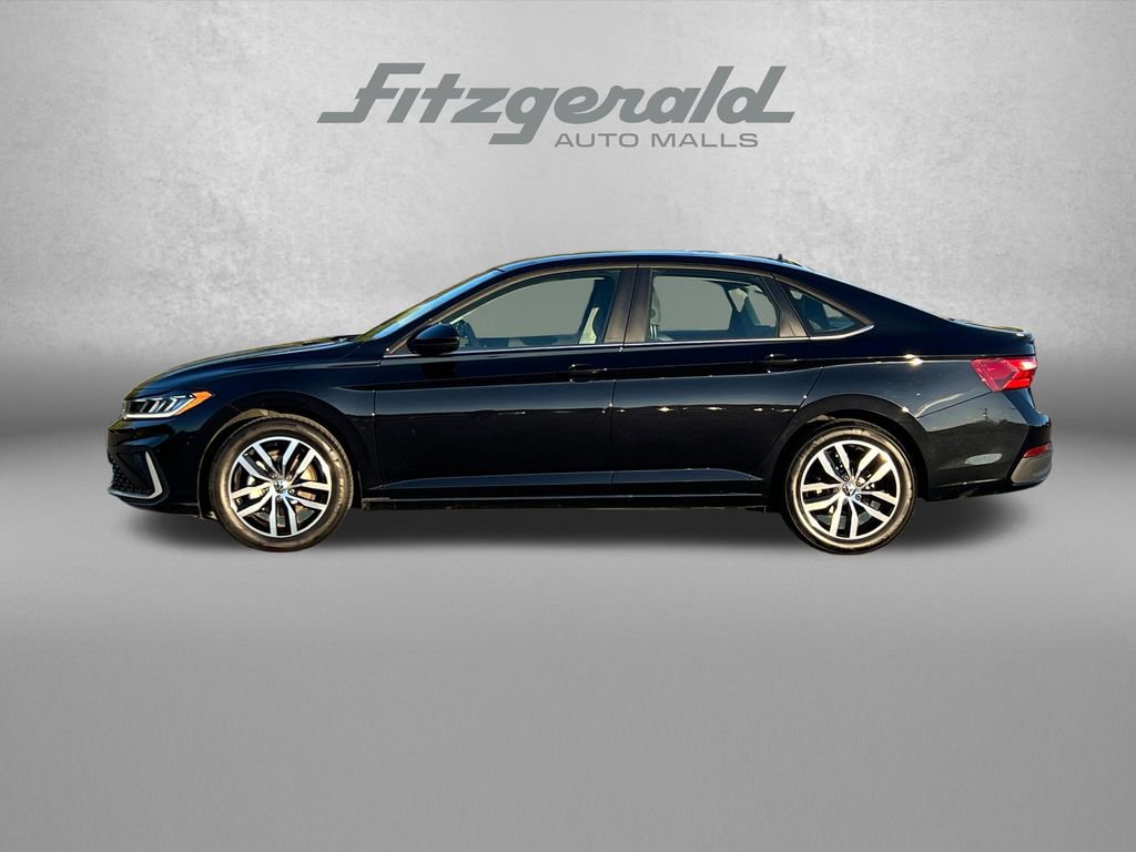 Used 2025 Volkswagen Jetta SE FWD image 4