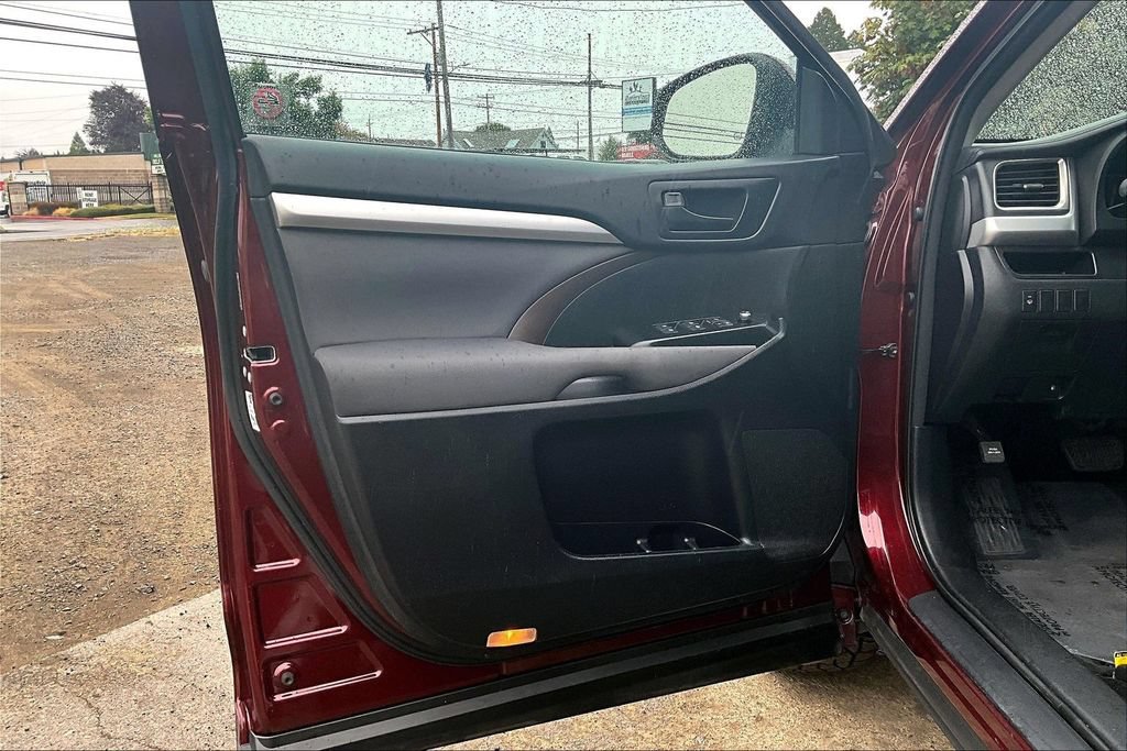 Used 2014 Toyota Highlander LE FWD image 22
