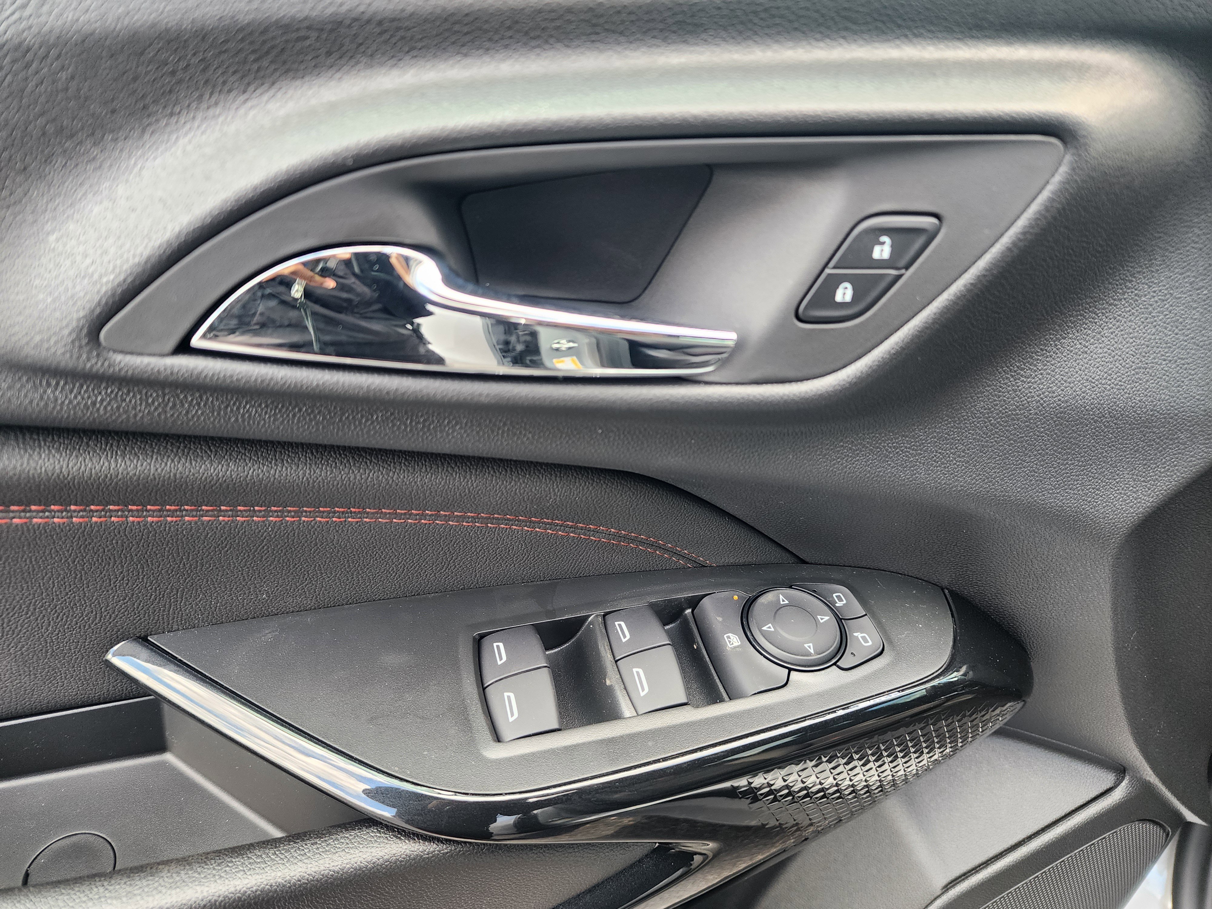New 2026 Chevrolet Trax RS w/ Sunroof Package FWD image 24