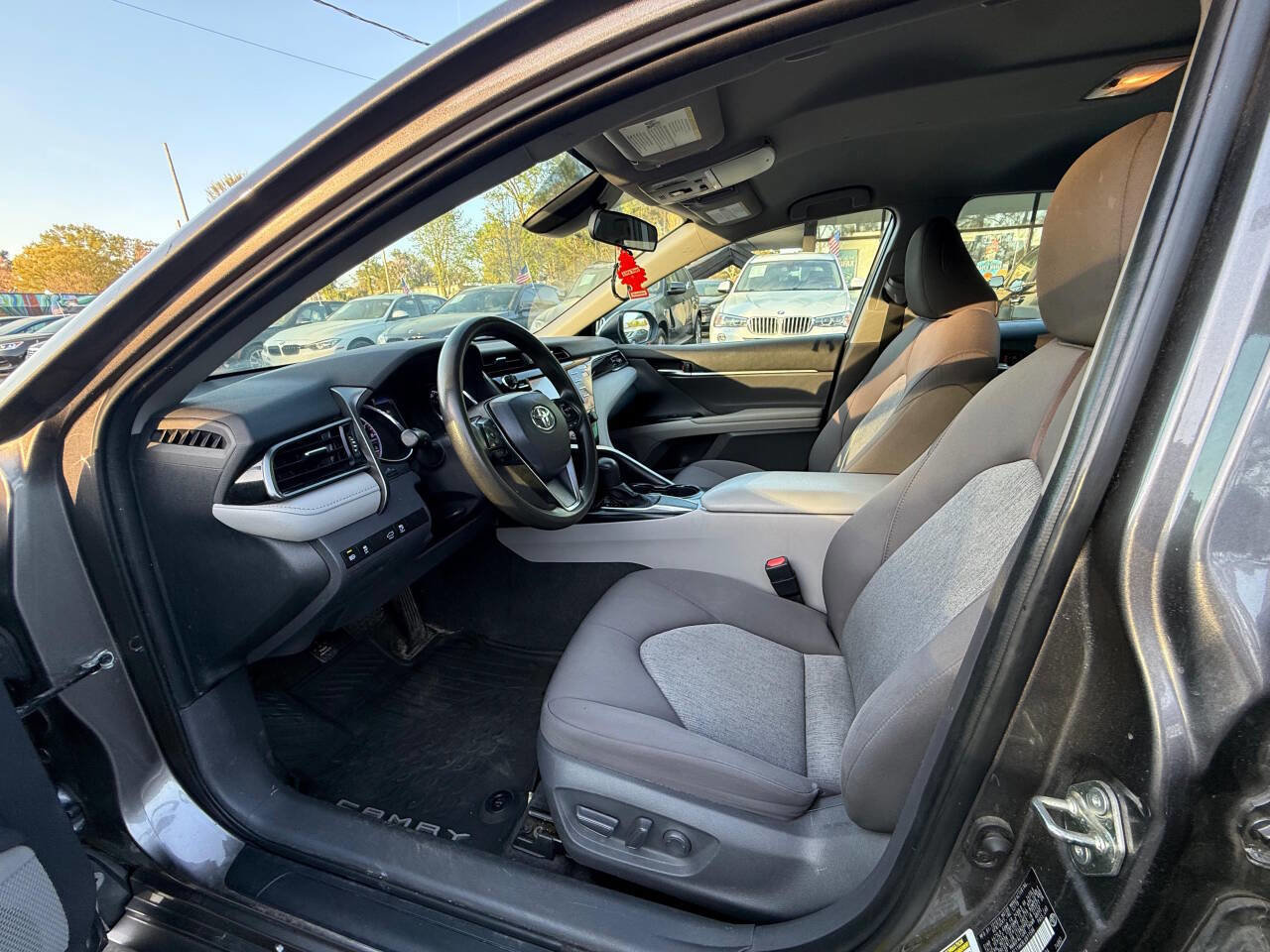 Used 2020 Toyota Camry LE image 9