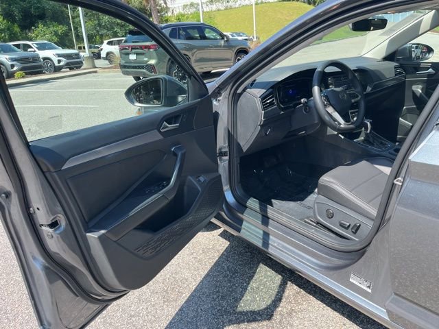 Used 2024 Volkswagen Jetta SE FWD image 4