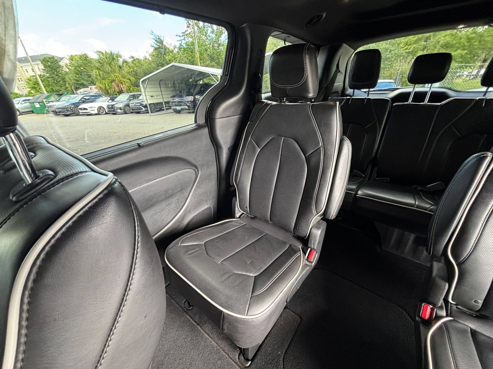 Used 2025 Chrysler Pacifica Limited FWD image 43
