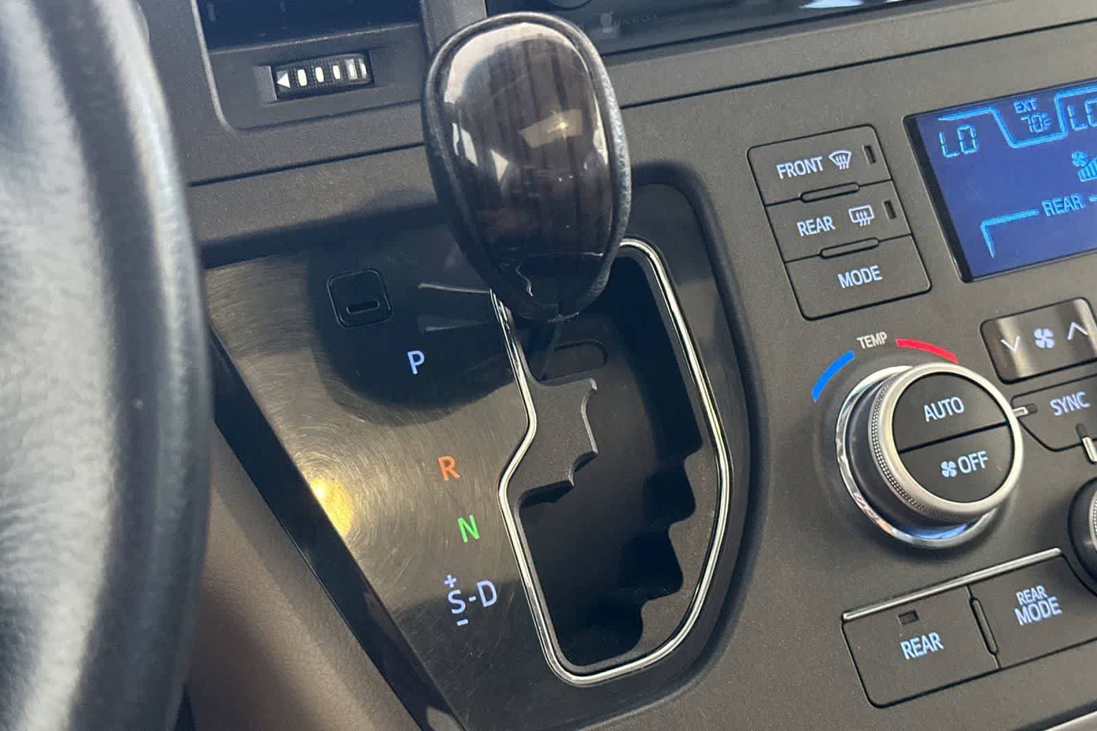 Used 2015 Toyota Sienna XLE FWD image 23