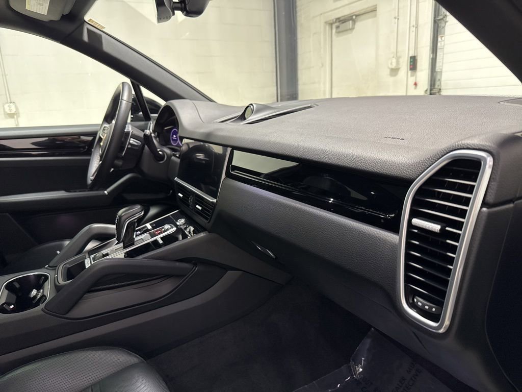 Used 2023 Porsche Cayenne w/ Premium Package AWD/4WD image 33