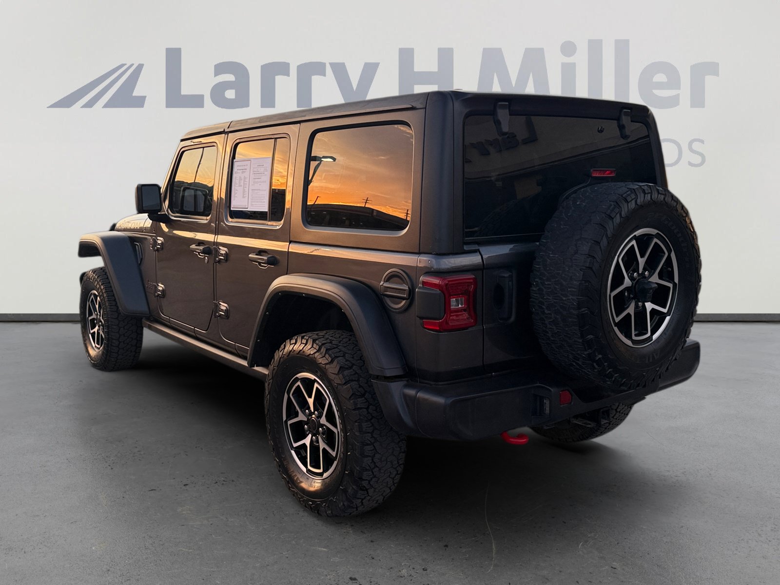 Used 2024 Jeep Wrangler Unlimited Rubicon AWD/4WD image 3