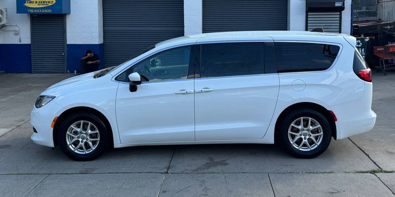 Used 2023 Chrysler Voyager LX FWD image 8