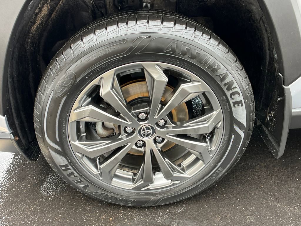 Used 2022 Toyota RAV4 XLE Premium image 24