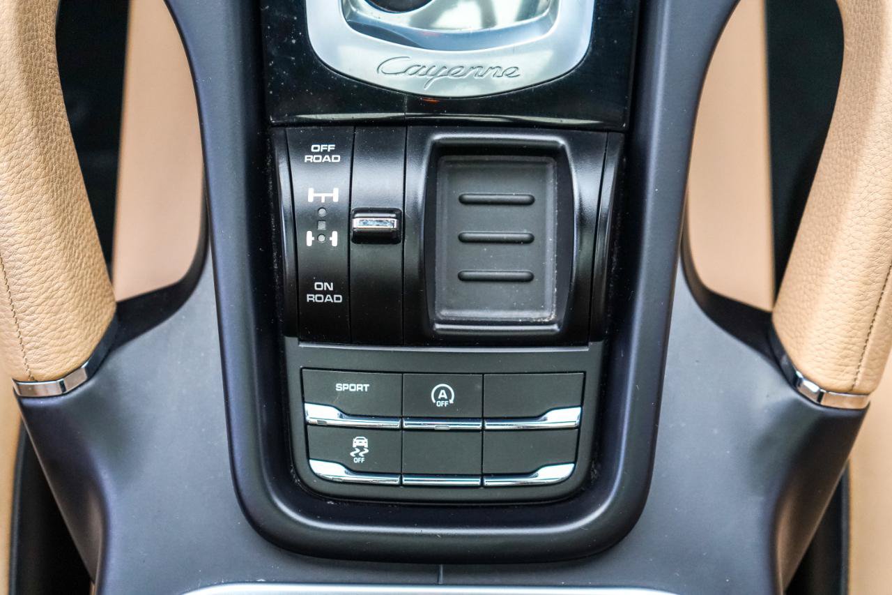 Used 2018 Porsche Cayenne Platinum Edition w/ Premium Package AWD/4WD image 17