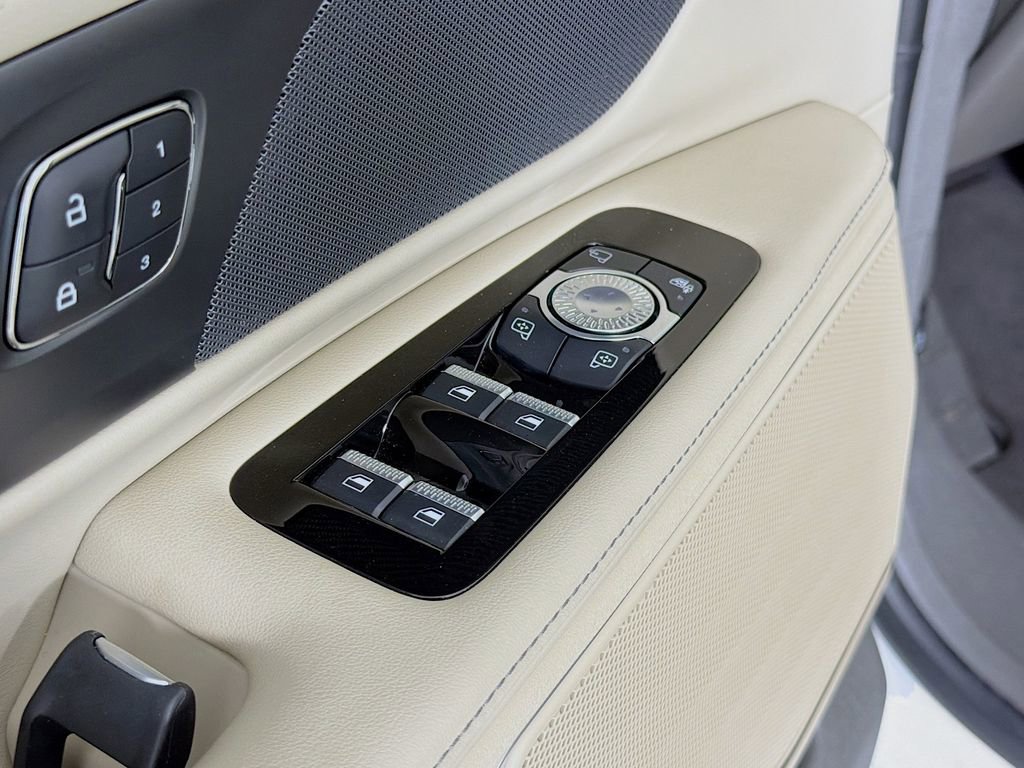 Used 2024 Lincoln Nautilus Premier image 21