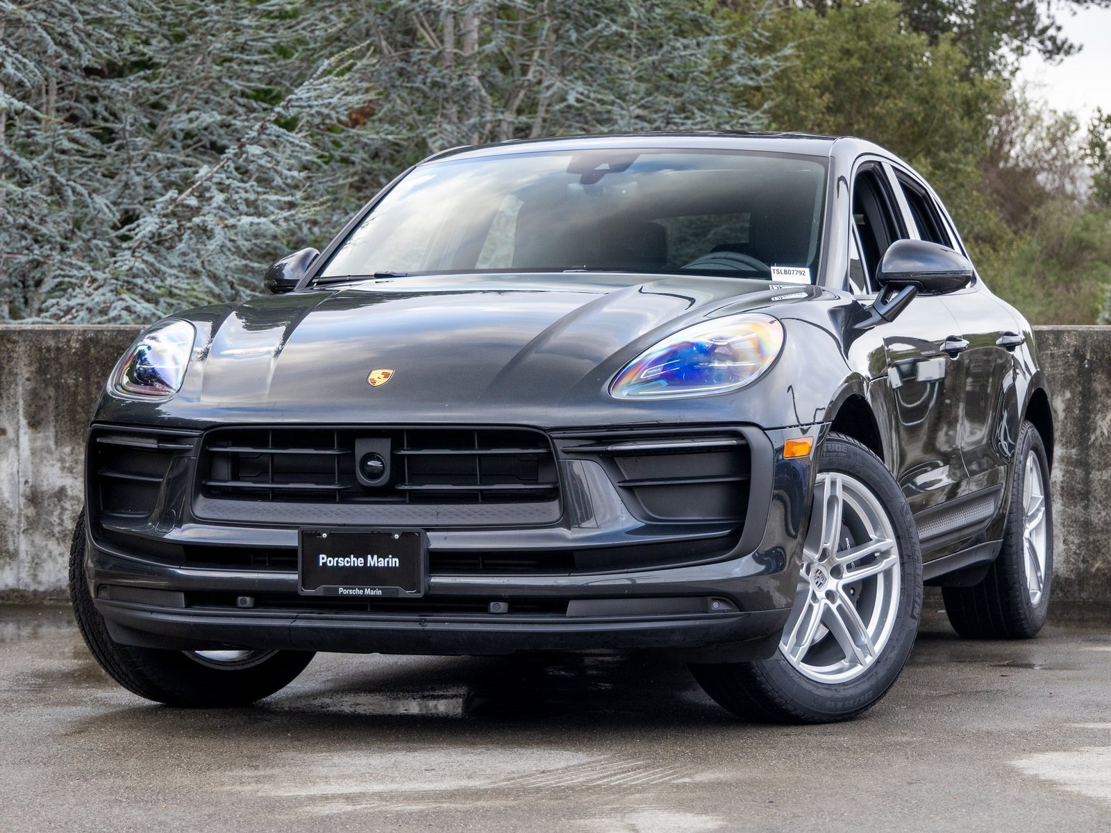 Certified 2025 Porsche Macan image 1