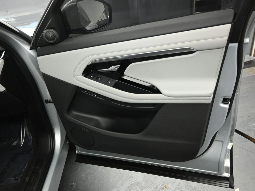 Used 2020 Land Rover Range Rover Evoque SE image 29