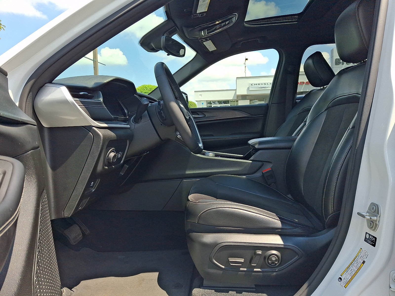 Used 2023 Jeep Grand Cherokee L Laredo AWD/4WD image 14