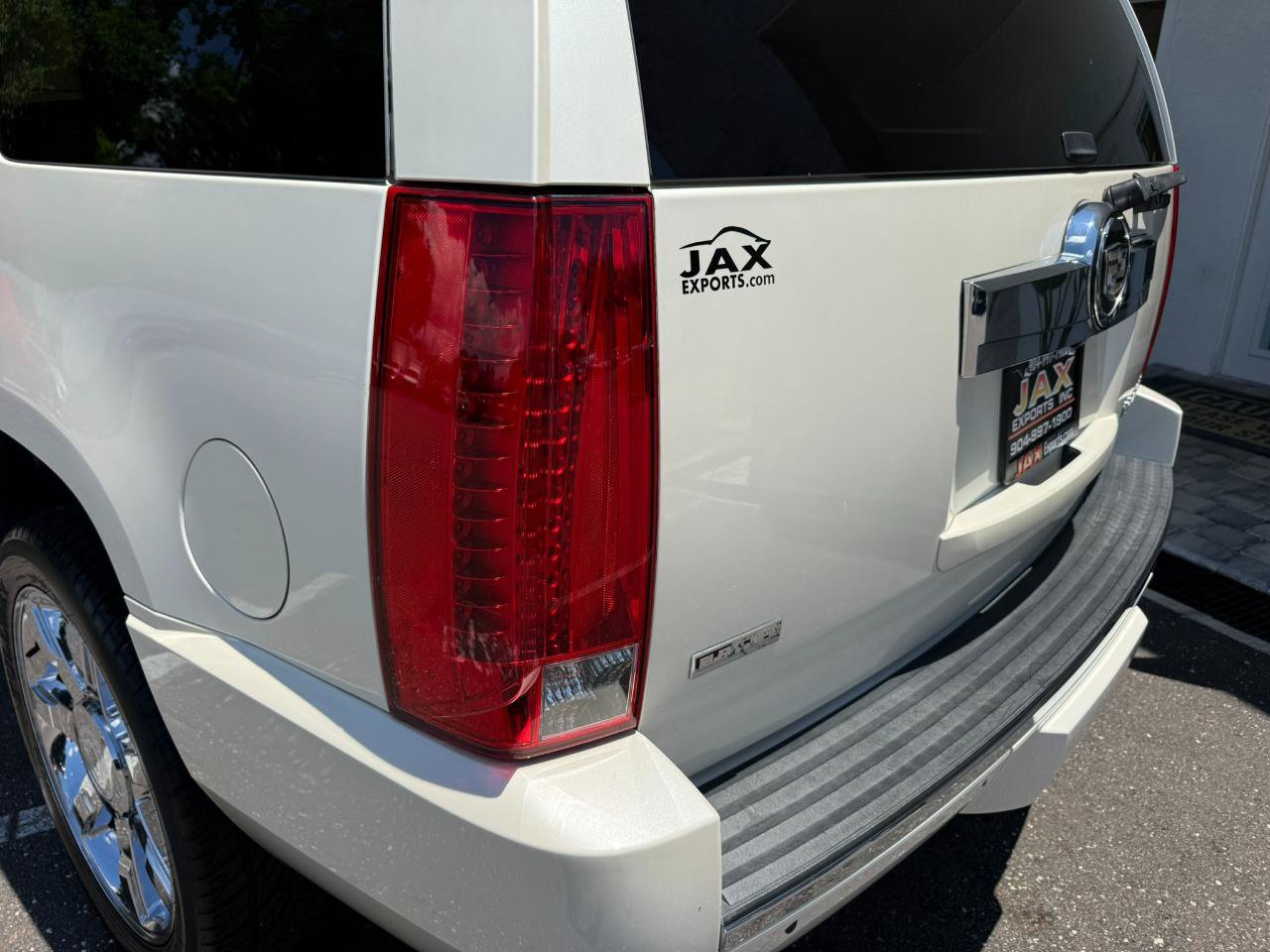 Used 2011 Cadillac Escalade Premium AWD/4WD image 6