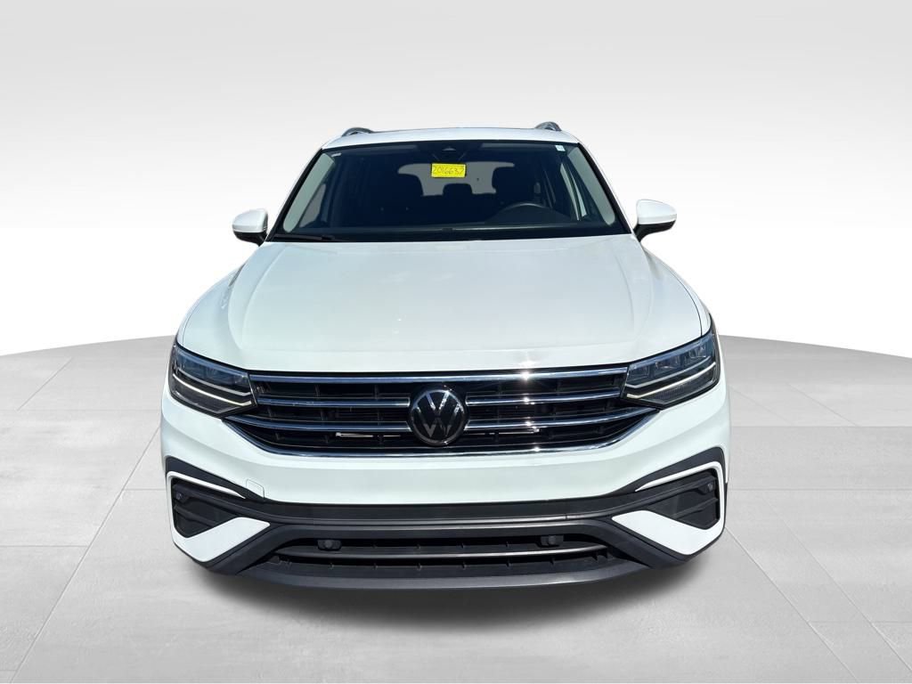 Used 2022 Volkswagen Tiguan SE w/ Panoramic Sunroof Package image 3