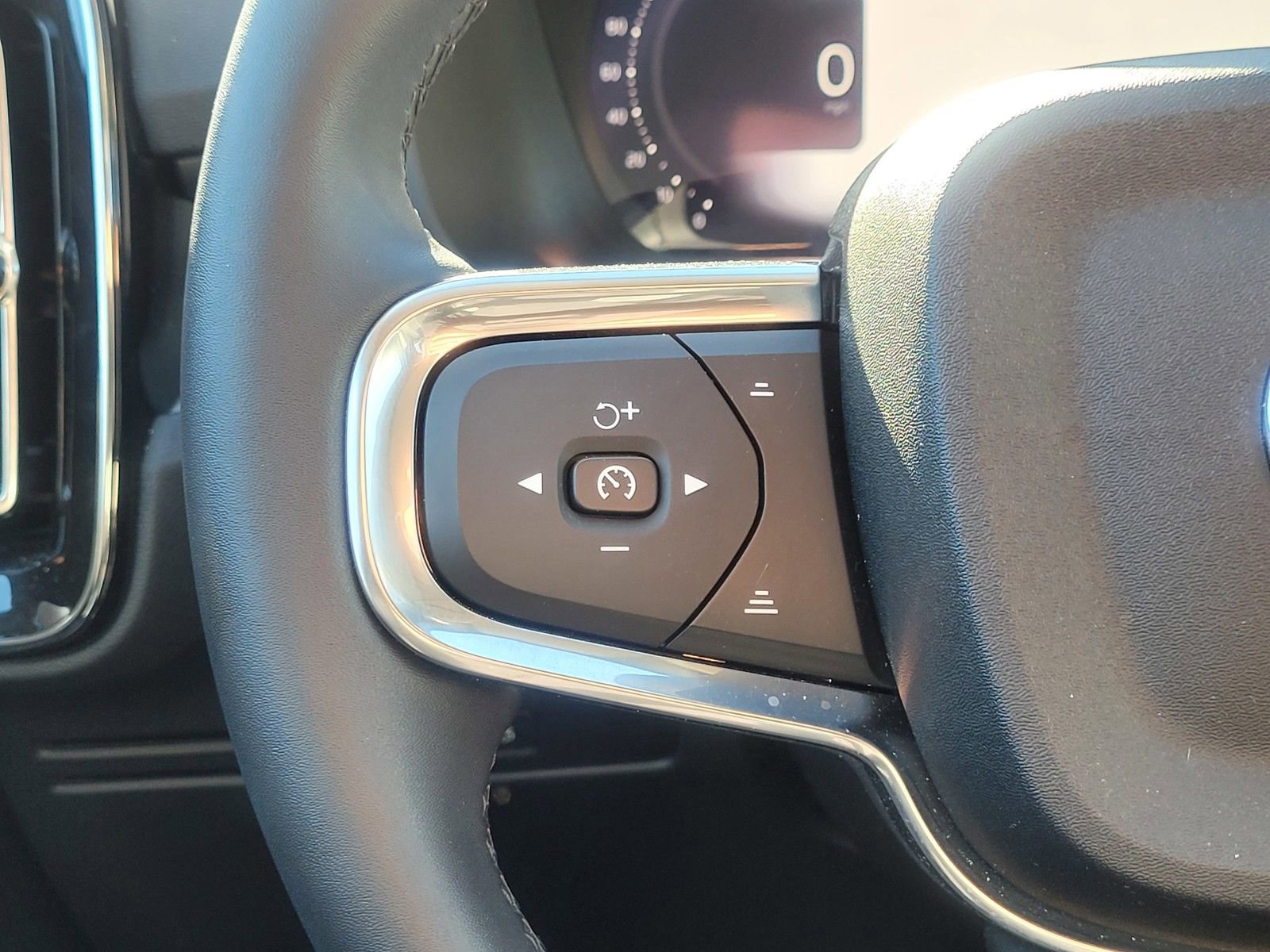 Certified 2023 Volvo XC40 B5 Plus w/ Protection Package Premier image 19