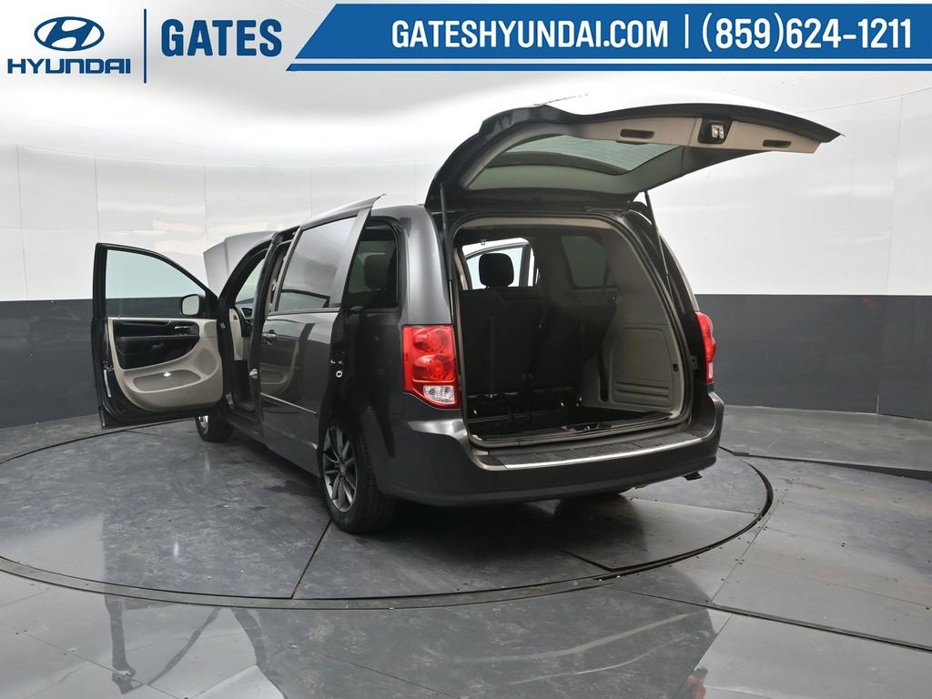 Used 2016 Dodge Grand Caravan SE image 46