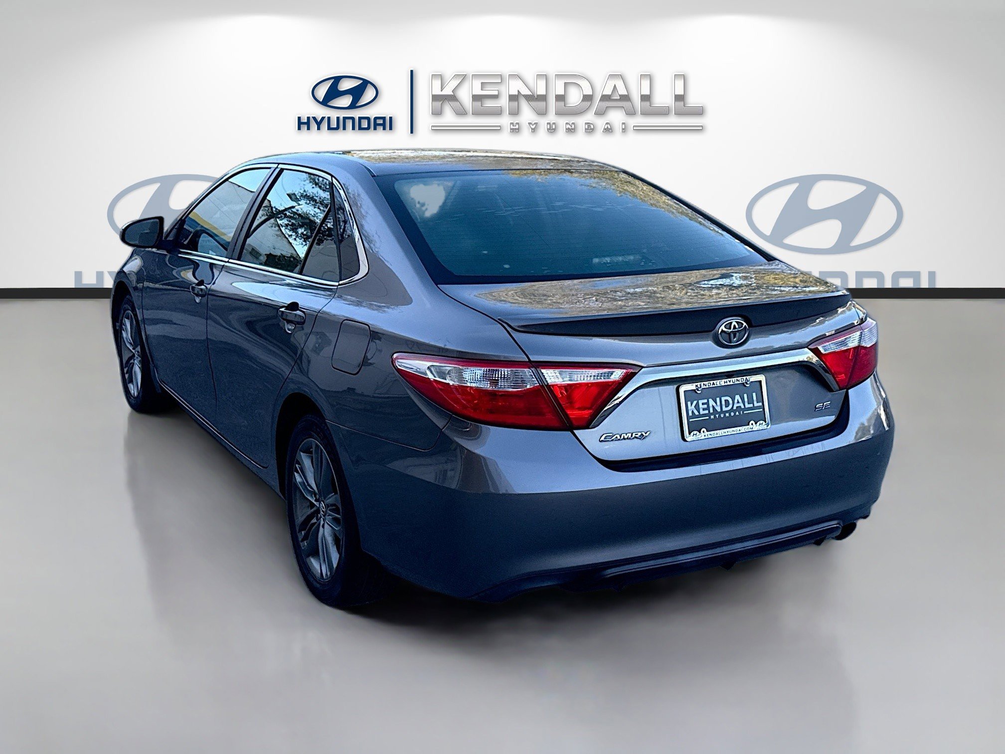 Used 2017 Toyota Camry SE image 4