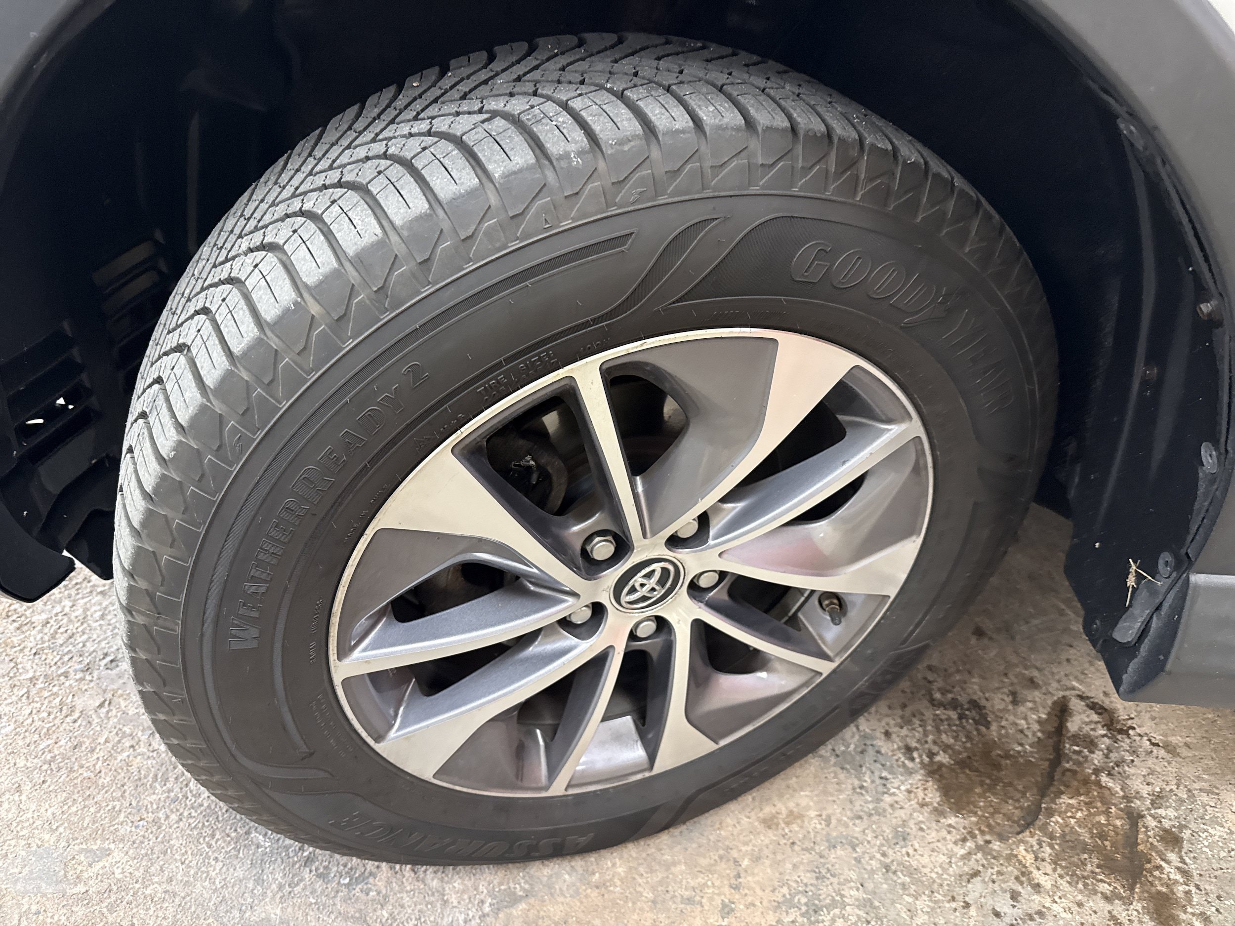 Used 2018 Toyota RAV4 XLE AWD/4WD image 4