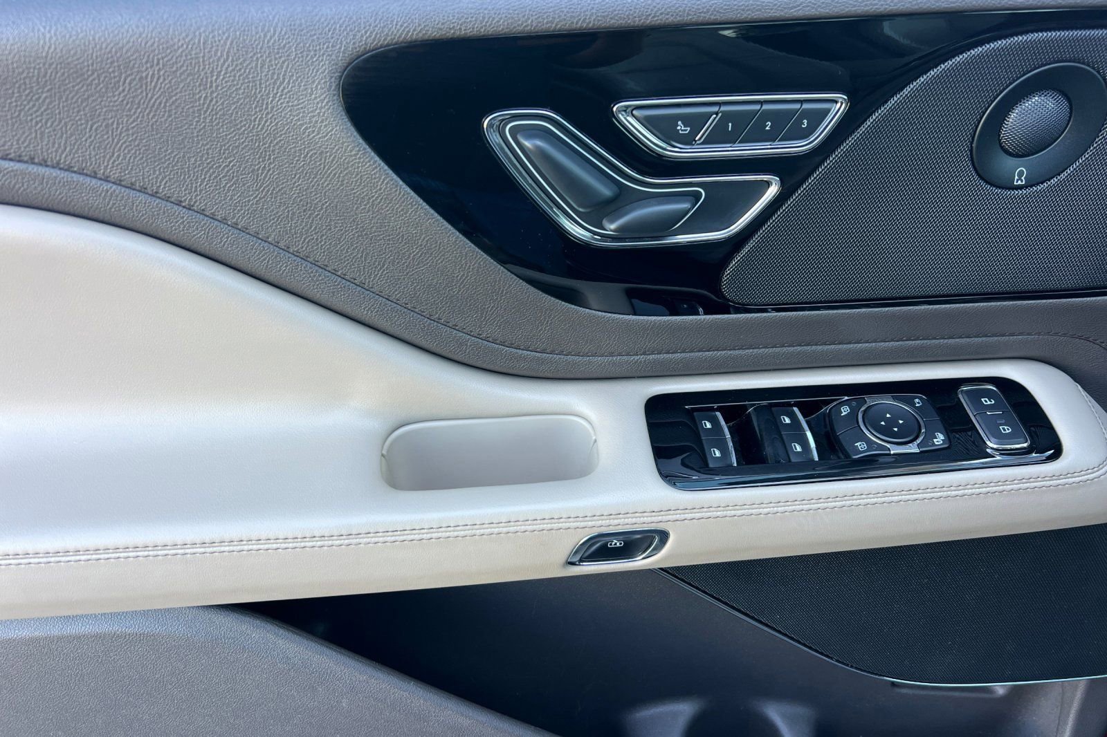 Used 2020 Lincoln Aviator Reserve w/ Equipment Group 201A RWD image 14