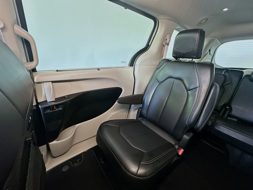 Used 2024 Chrysler Pacifica Touring-L FWD image 12
