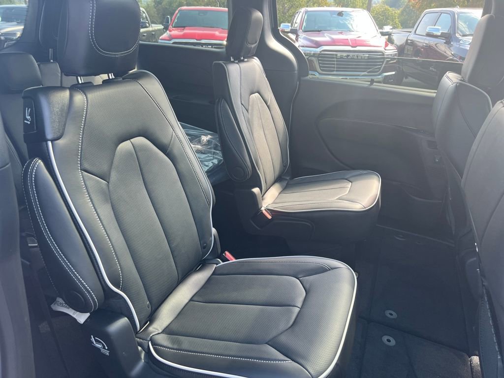 New 2026 Chrysler Pacifica Limited image 23