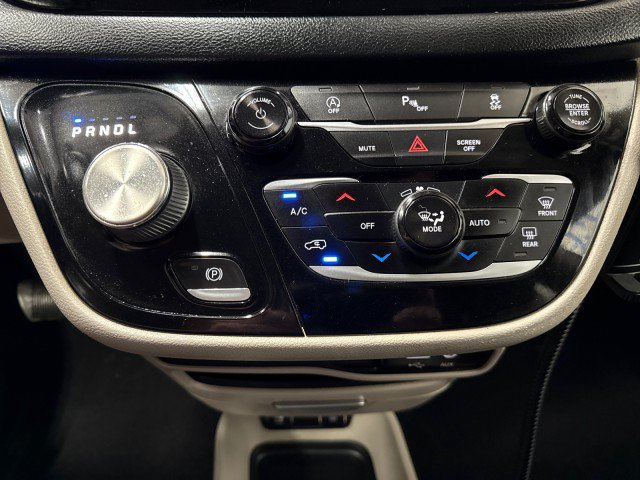 Used 2020 Chrysler Pacifica Touring-L FWD image 25