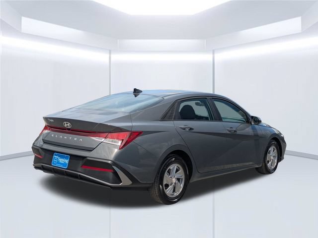 Used 2025 Hyundai Elantra SE FWD image 6