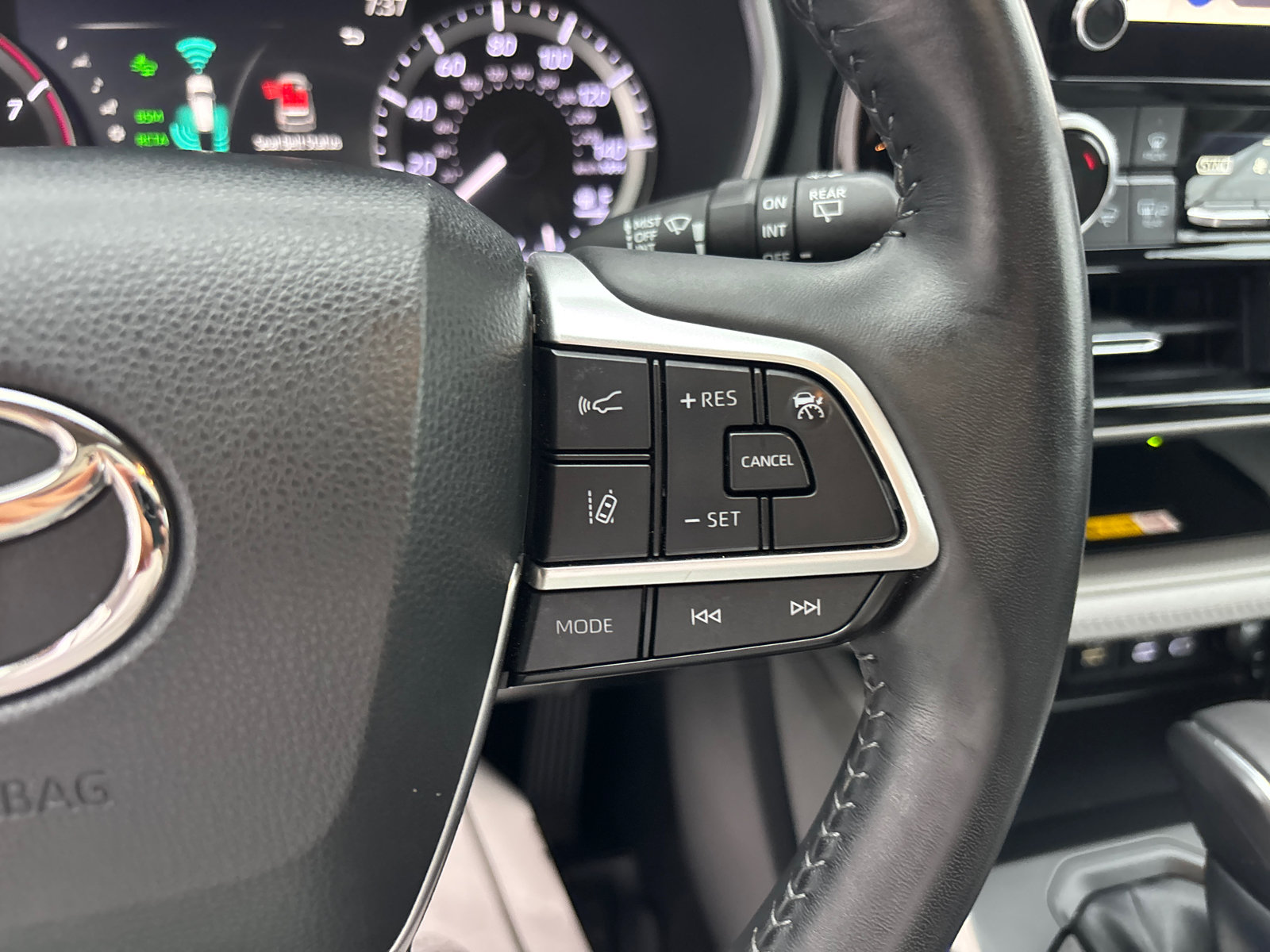 Used 2023 Toyota Highlander XLE AWD/4WD image 18