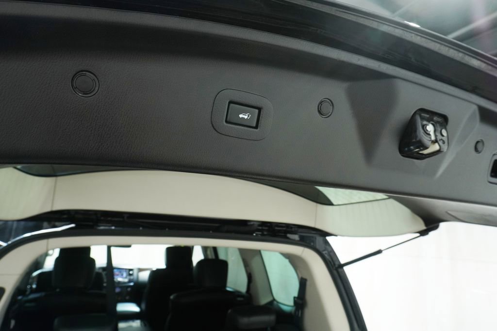 Used 2017 INFINITI QX80 4WD w/ Driver Assistance Package image 10